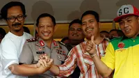 Kapolda Metro Jaya, Tito Karnavian (kedua kiri) berjabat tangan dengan para suporter usai melakukan rapat tertutup membahas persiapan laga final Piala Presiden pada 18 Oktober mendatang, Jakarta, Selasa (13/10/2015). (Liputan6.com/Yoppy Renato)