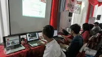 Relawan Teman Ahok mengamati layar laptop saat penghitungan manual satu juta KTP di Jakarta, Rabu (29/6). Penghitungan itu guna menepis dugaan beberapa pihak yang menilai satu juta KTP yang dikumpulkan untuk Ahok tidak benar. (Liputan6.com/Yoppy Renato)