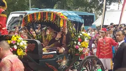 Gibran Rakabuming Raka bersama istri Selvi Ananda dan anaknya Jan Ethes Srinarendra menyapa warga saat prosesi kirab pernikahan Kahiyang Ayu-Bobby Nasution di Kota Medan, Sumatera Utara, Minggu (26/11). (Liputan6.com/Aditya Eka Prawira)