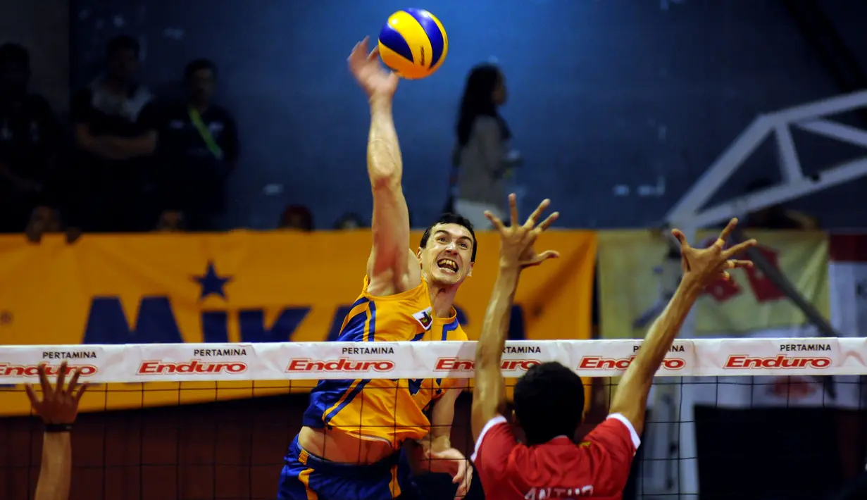 Pevoli putra Jakarta Pertamina Energi, Paul Richard Sanderson melakukan smash saat laga melawan Jakarta Electric PLN di putaran kedua pekan ketiga Pertamina Proliga 2015 di Hall A GBK Senayan, Jakarta, Jumat (20/3/2015). (Liputan6.com/Helmi Fithriansyah)
