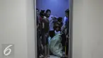 Suasana pindahan warga Kampung Pulo ke ke Rusunawa Jatinegara Barat, Jakarta, Jumat (21/8/2015). Dari 429 warga yang telah mengikuti undian unit hunian, baru 238 warga Kampung Pulo yang telah mengambil kunci. (Liputan6.com/Herman Zakharia)