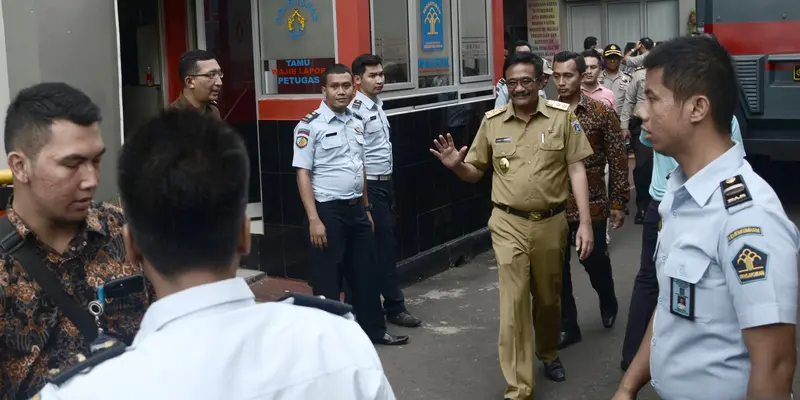 20170509-Djarot Temui Ahok di Rutan Cipinang-AFP