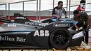 Petugas mengelap replika mobil Formula E setelah dibuka untuk kali pertama di Stadion Balap Sepeda Velodrome, Rawamangun, Jakarta Timur, pada Kamis (26/5/2022). Ini merupakan replika salah satu mobil Formula E yang akan mengaspal di Sirkuit Ancol pada 4 Juni mendatang. (Liputan6.com/Faizal Fanani)