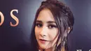 Prilly Latuconsina mempersembahkan pialanya untuk para penggemarnya Prillvers yang selama ini terus mendukung kariernya. Kembali dinobatkan sebagai Aktris Wanita Terfavorit membuatnya kembali bersemangat untuk terus berkarya. (Instagram/prillylatuconsina9