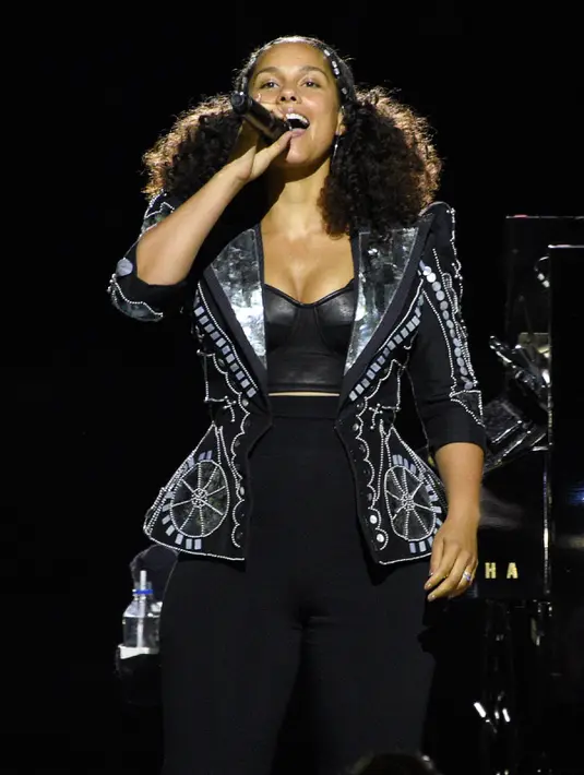 Penyanyi Alicia Keys saat menghibur penonton dalam acara WE Day California di Inglewood, California, AS (27/4). WE Day merupakan ajang apresiasi bagi pemuda yang membuat perbedaan dalam komunitas lokal dan global mereka. (AP Photo/Chris Pizzello)