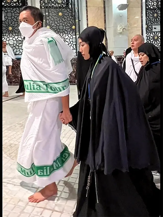 [Fimela] Ayu Dewi dan Regi Datau umrah