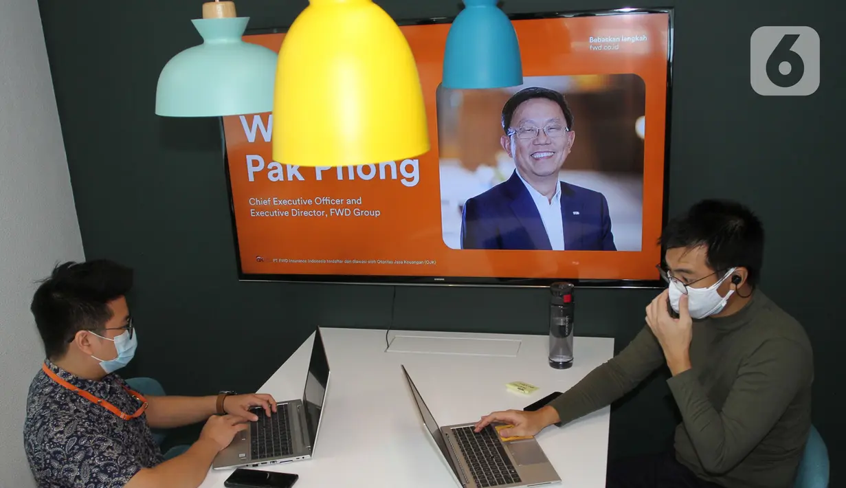 Karyawan bekerja dengan inovasi terbaru di kantor FWD Insurance Jakarta (16/3/2021). Inovasi terbaru berupa employee program Bebas Duduk atau BeDug yang tidak biasa ditemukan pada perusahaan lain akan membangun lingkungan kerja yang lebih kolaboratif. (Liputan6.com/HO/Ading)