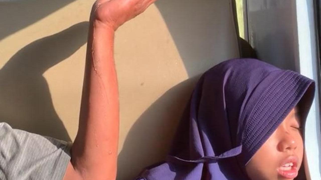 Dalam video viral itu, terlihat sang anak sedang tertidur pulas sambil menyandarkan kepalanya di dekat jendela kereta. Sang ayah pun tidak ingin anaknya terbangun karena kejatuhan air AC yang bocor.
