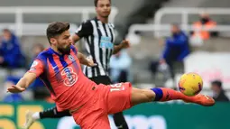 Striker Chelsea, Olivier Giroud, melepaskan tendangan saat menghadapi Newcastle United pada laga lanjutan Liga Inggris di St James Park, Sabtu (21/11/2020) malam WIB. Chelsea menang 2-0 atas Newcastle United. (AFP/Lindsey Parnaby/pool)