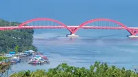 Jembatan Holtekamp Jayapura yang dilihat dari ketinggian di Bukit Skyline. (Liputan6.com/Katharina Janur)