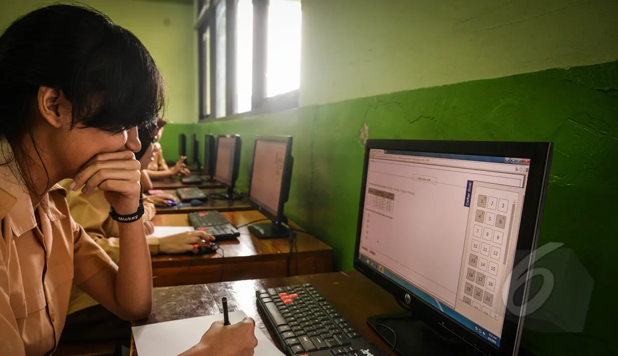 Seorang Pelajar melakukan uji coba Ujian Nasional berbasis Komputer, di SMA Negeri 30, Jakarta, Rabu (1/4/2015). Kemendikbud akan melakukan ujicoba ujian nasional (UN) online mulai pekan depan. (Liputan6.com/Faizal Fanani)
