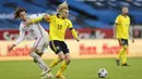 Gelandang Prancis, Adrien Rabiot, berebut bola dengan pemain Swedia, Emil Forsberg, pada laga UEFA Nations League di Friends Arena, Minggu (6/9/2020). Prancis menang 1-0 atas Swedia. (Christine Olsson/TT via AP)