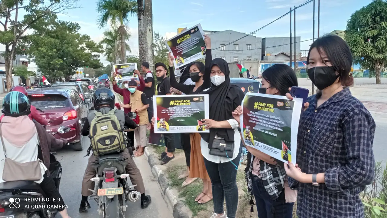 Warga non muslim yang ikut serta menggalang bantuan untuk rakyat Palestina di Kota Kendari, Rabu (19/5/2021).(Liputan6.com/Ahmad Akbar Fua)