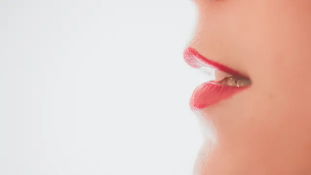 Membasahi Bibir dengan Air Liur