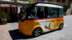 Sebuah angkutan umum tanpa kemudi dan sopir melintasi jalanan Sion, Swiss, Kamis (23/6). Angkutan umum listrik pertama buatan PostAuto Schweiz ini memiliki 11 kursi penumpang dengan kecepatan maksimal 20 km per jam. (REUTERS/Ruben Sprich)