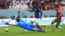 <p>Pemain Prancis,&nbsp;Randal Kolo Muani mencetak gol kedua timnya ke gawang Maroko saat laga semifinal Piala Dunia 2022 yang berlangsung di Al Bayt Stadium, Qatar, Rabu (14/12/2022) waktu setempat. (AP Photo/Manu Fernandez)</p>