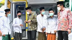 Direktur Utama Bank BTN Haru Koesmahargyo (ketiga kiri) dan Direktur Finance, Planning and Treasury Nofry Rony Poetra (kanan) berbincang dengan para santri di sela-sela peresmian pembukaan BTN Santri Developer Kebangsaan di Pondok Pesantren Khas Kempek, Cirebon (29/1/2022). (Liputan6.com/HO/BTN)