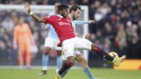 Pemain Manchester United, Fred, berebut bola dengan pemain Manchester City, Bernardo Silva pada laga Liga Inggris di Stadion Old Trafford (17/1/2023). Penampilan Fred semakin gemilang terutama saat MU membungkam rival Manchester City beberapa waktu lalu. (AP Photo/Dave Thompson)