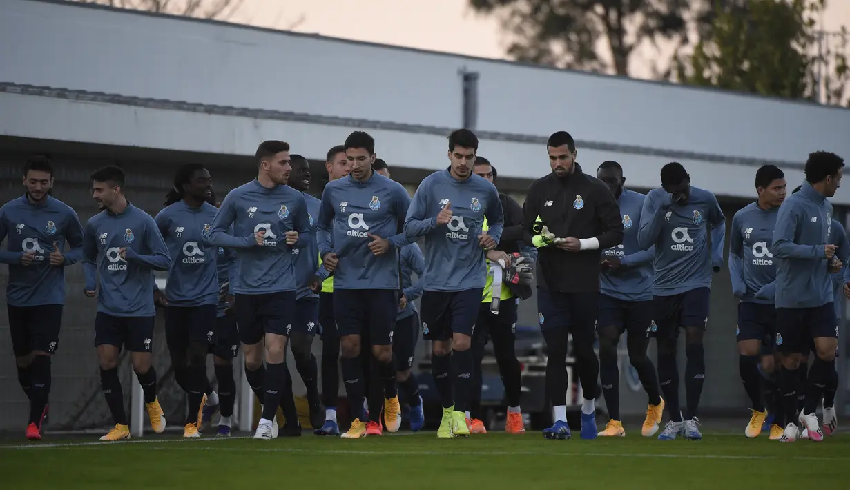 Para pemain Porto berlari kecil dalam sesi latihan Porto di markas klub di Olival, Vila Nova de Gaia, Senin (30/11/2020) waktu setempat. Porto akan menghadapi Manchester City pada matchday ke-5 Grup C Liga Champions 2020/21, Selasa (1/12/2020). (AFP/Miguel Riopa)