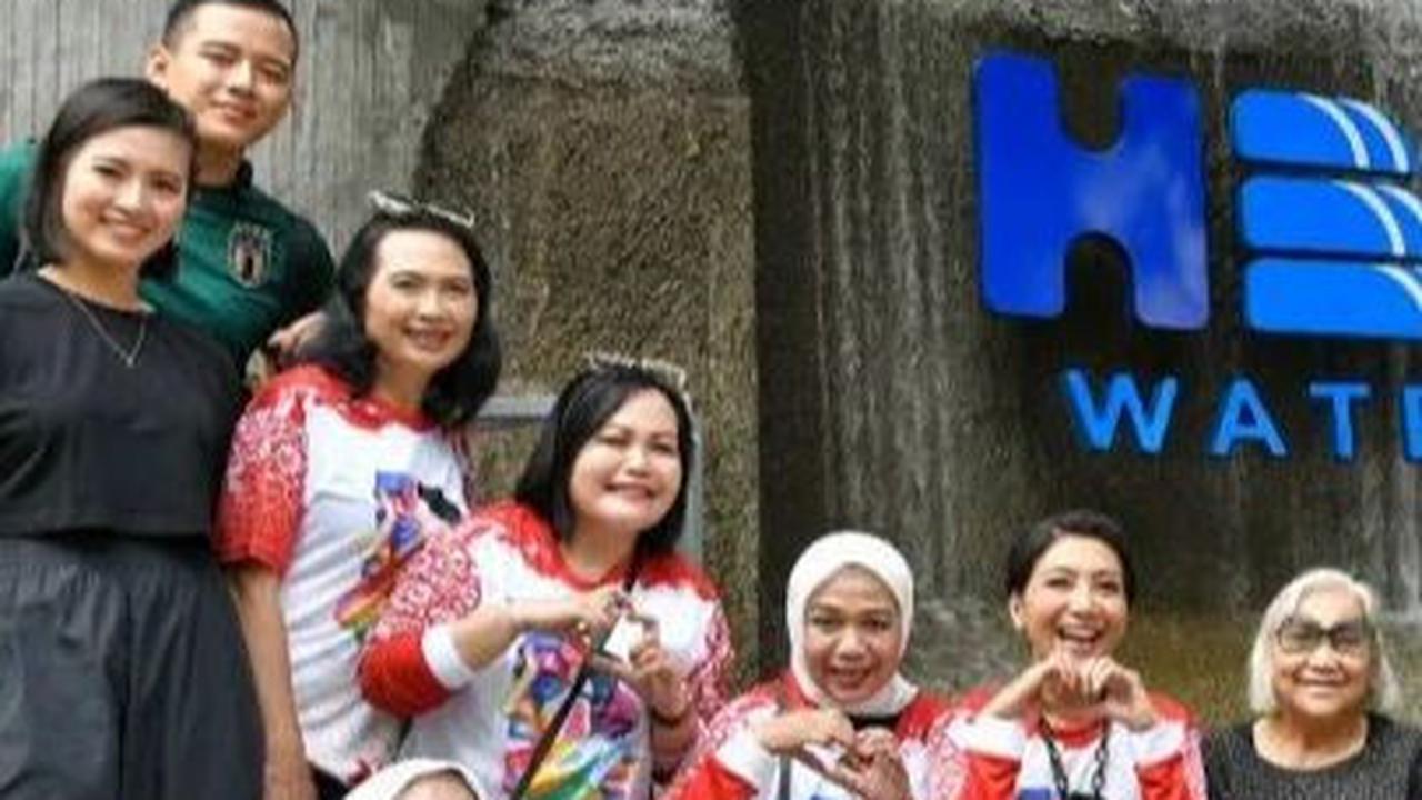 Seperti terlihat dalam beberapa potret, Hafiz berdiri di samping Angela dengan mengenakan kaos berwarna hijau tua. <br>
