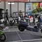 Calon pembeli melihat kendaraan listrik di Jakarta, Rabu (24/11/2021). Pemerintah terus menggencarkan penggunaan kendaraan listrik untuk menekan emisi karbon di Indonesia. (Liputan6.com/Herman Zakharia)