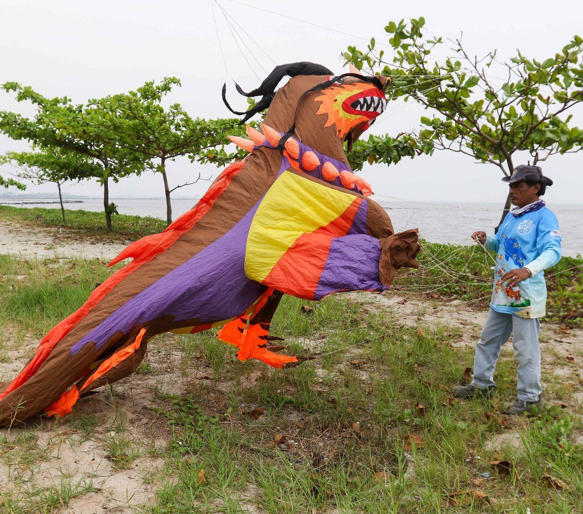 Peserta menerbangkan layang-layang saat mengikuti Festival Layang-layang Internasional 2024 atau Jakarta International Kite Festival 2024 di Pantai Lagoon, Taman Impian Jaya Ancol, Jakarta, Kamis (4/7/2024). Festival layang-layang internasional ini diadak