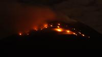 Gunung Ile Lewotolok di Kabupaten Lembata, Provinsi Nusa Tenggara Timur (NTT) kembali erupsi dan disertai lontaran material pijar,membakar vegetasi hutan di bagian Selatan -Barat Daya. (Foto Istimewah)