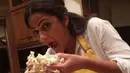 Menikmati segunung pop corn seperti Camila Alves saat liburan? Kenapa nggak! (instagram/camilaalves)