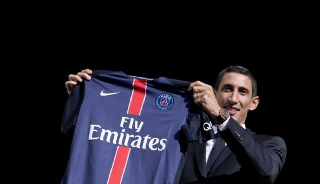 Pemain baru Paris Saint-Germain (PSG), Angel Di Maria, berpose dengan seragam PSG saat diperkenalkan sebagai pemain baru PSG di Paris, Prancis. (6/8/2015). (AFP Photo/Kenzo Tribouillard)