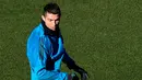 Penyerang Real Madrid, Cristiano Ronaldo mengontrol bola saat mengikuti latihan di  Valdebebas Sport City, Madrid (5/12). Madrid akan bertanding melawan Borussia Dortmund pada grup H Liga Champions. (AFP/Pierre-Philippe Marcou)