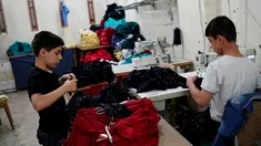Bocah pengungsi Suriah sedang bekerja sebuah pabrik tekstil di Gaziantep, Turki, (16/5). Mereka bekerja untuk membantu orang tuanya untuk hidup selama mengungsi di Turki. (REUTERS/Umit Bektas)