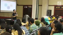 Head of Product BBM Ifnu Bima menjadi pembicara dalam Emtek Goes To Campus di Universitas Gajah Mada, Yogyakarta, Selasa (16/10). EGTC juga menghadirkan kompetisi news presenter, inspiring sharing dan entertainment talk. (Liputan6.com/Herman Zakharia)