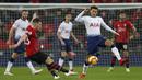 Gelandang Tottenham, Dele Alli, berusaha merebut bola saat melawan Southampton pada laga Premier League di Stadion Wembley, London, Rabu (5/12). Tottenham menang 3-1 atas Southampton. (AFP/Ian Kington)