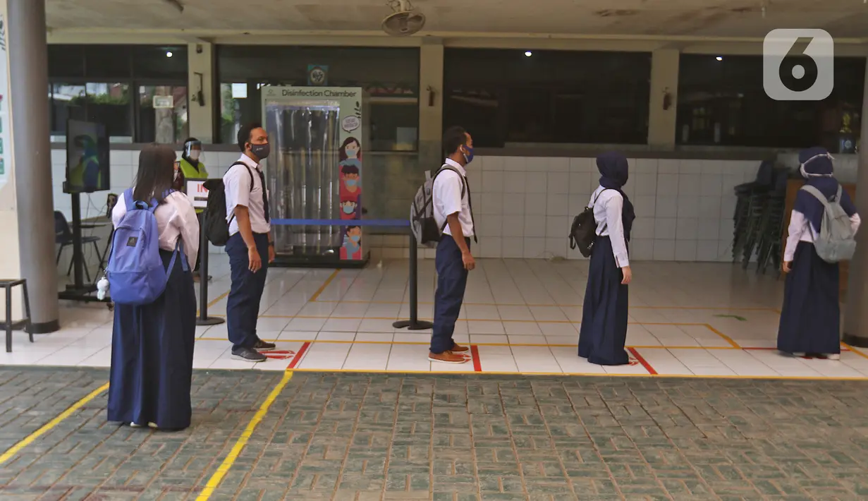 Siswa menerapkan jaga jarak di Sekolah Nasional Satu (Nassa School), Bekasi, Rabu (24/6/2020). Menuju kenormalan baru, Nassa School memberlakukan protokol kesehatan COVID-19 dengan membatasi jumlah siswa serta penggunaan teknologi ultraviolet untuk membersihkan kelas. (Liputan6.com/Herman Zakharia)