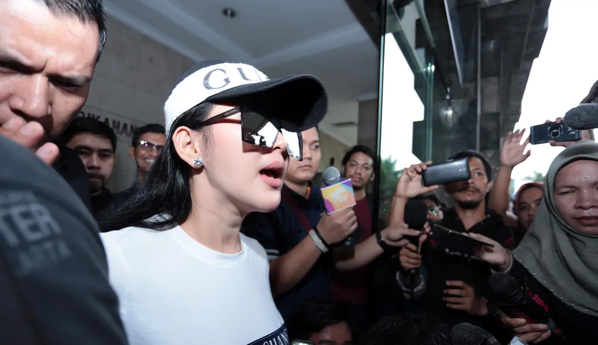 "Bahwasanya tidak ada seperti yang diberitakan oleh media cetak atau elektronik selama ini kalau keberangkatan umrah saya di-endorse," kata Syahrini usai pemeriksaan di Bareskrim Mabes Polri, Jakarta Pusat, Rabu (27/9). (Deki Prayoga/Bintang.com)