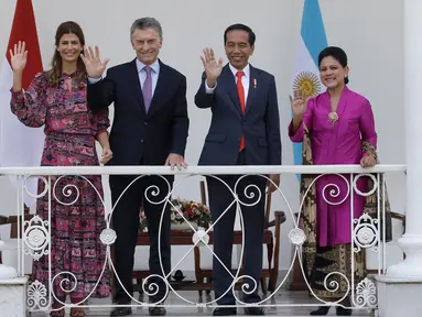 Presiden Joko Widodo (kedua kanan) didampingi Ibu Negara Iriana Joko Widodo (kanan) bersama Presiden Argentina Mauricio Macri (kedua kiri) dan istri Juliana Awada (kiri) melambaikan tangan saat kunjungan kenegaraan, di beranda Istana Bogor, Rabu (26/6/2019). (AP/Achmad Ibrahim)