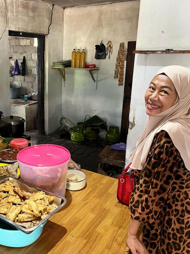 Ifan Seventeen nyekar ke Makam Dylan Sahara di Ponorogo (foto: Instagram ivanseventeen)