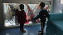 Dua orang berpakaian superhero turun dari atap untuk memberi kejutan di jendela kamar pasien anak di bangsal Pediatri rumah sakit San Paolo di Milan, Italia, Rabu (15/12/2021). Aksi Spiderman dan kawan-kawannya itu untuk menghibur anak-anak yang dirawat di rumah sakit tersebut. (AP Photo/Luca Bruno)