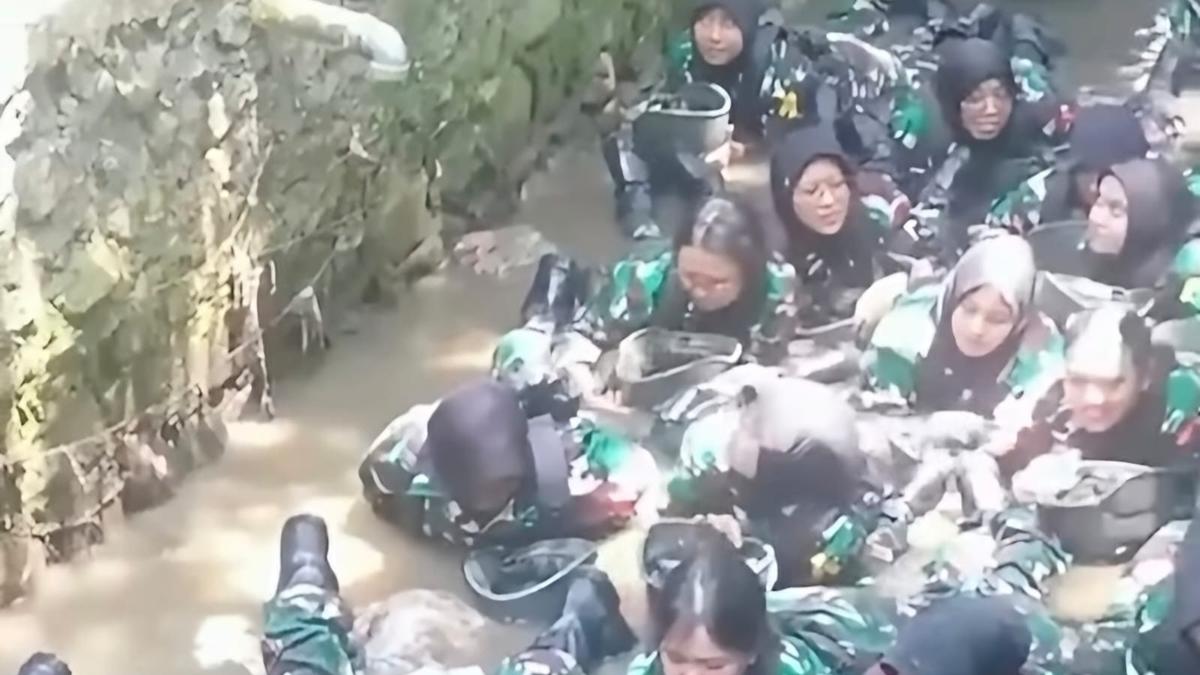 Fakta di Balik Video Calon Manajer Kopdes Merayap di Got dan Angkat Senjata