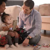 Ilustrasi orang tua mendampingi bayinya bermain ponsel. (Sumber foto:Pexels.com)