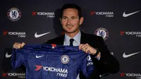 Manajer Chelsea, Frank Lampard menunjukkan jersey Chelsea saat konferensi pers di Stadion Stamford Bridge, London, Inggris, Kamis (4/7/2019). Sebelumnya Lampard membela The Blues selama 11 tahun. (AP Photo/Matt Dunham)