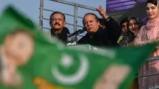 Mantan Perdana Menteri Pakistan dan pemimpin partai Liga Muslim Pakistan (PML) Nawaz Sharif (tengah) saat berbicara dalam sebuah rapat umum kampanye pemilihan umum di Hafizabad, provinsi Punjab, pada 18 Januari 2024. (Arif ALI/AFP)