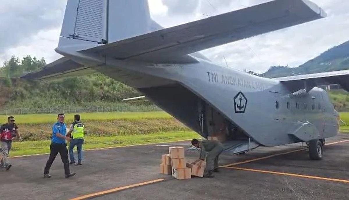 TNI AL SALURKAN BANTUAN LOGISTIK DAN DUKUNG ANGKUTAN PERSONEL DI ACEH DAN SUMATERA BARAT