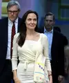 Angelina Jolie tiba di Myanmar dalam rangka melakukan kunjungan kemanusiaan selama 6 hari pada Rabu (29/7/2015) lalu. Seperti diketahui, ia adalah duta UNHCR (UN High Commissioner for Refugees). (Bintang/EPA)