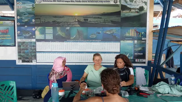 Sejumlah wisatawan mancanegara saat berbincang di Lokasi Wisata Hiu Paus Gorontalo (Arfandi Ibrahim/Liputan6.com)