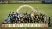 Pemain Timnas Malaysia U-19 melakukan selebrasi usai menjuarai Piala AFF U-19 2022 di Stadion Patriot Chandrabhaga, Bekasi, Jumat (15/7/2022). (Bola.com/Bagaskara Lazuardi)