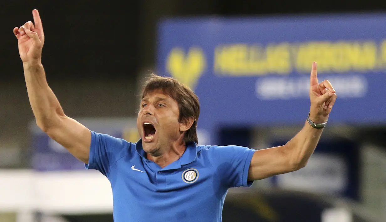 Pelatih Inter Milan, Antonio Conte, memberikan arahan kepada pemainnya saat menghadapi Hellas Verona pada laga lanjutan Serie A di Stadion Antonio Bentegodi, Jumat (10/7/2020) dini hari WIB. Inter Milan bermain imbang 2-2 atas Hellas Verona. (Paola Garbuio/LaPresse via AP)
