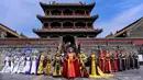 Para model menampilkan cheongsam, juga dikenal sebagai qipaos, selama Festival Budaya Cheongsam Shenyang di Istana Kekaisaran Shenyang di Shenyang, provinsi Liaoning, Chiina, Rabu (23/9/2020). (Photo by STR / AFP)