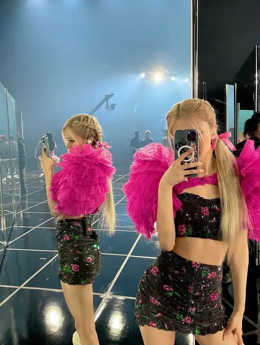 Sesekali cobalah kepang rambutmu dari pangkal hingga pertengahan, lalu sisanya ikat dengan aksesori pita. (Instagram/roses_are_rosie).