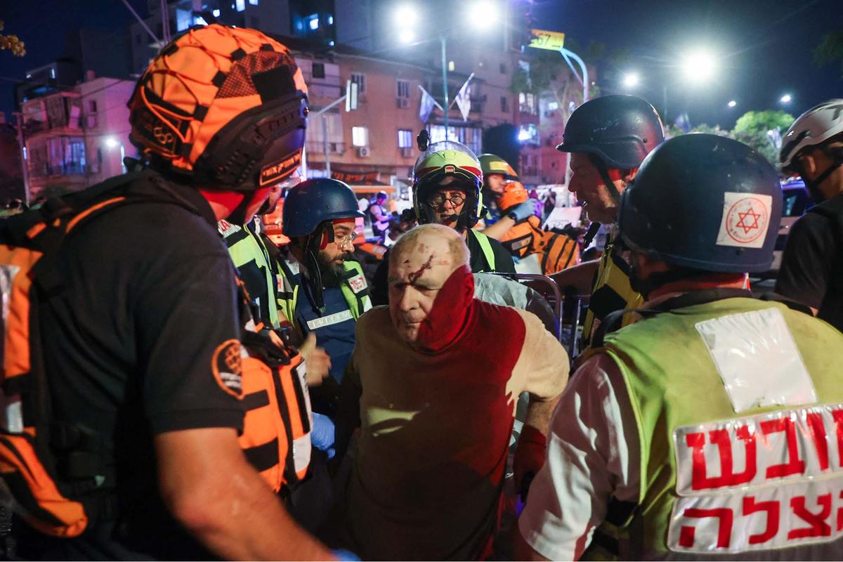 FOTO: Pembalasan Iran, Rudal Balistik Memorakporandakan Kompleks Bangunan di Kota Tel Aviv Israel